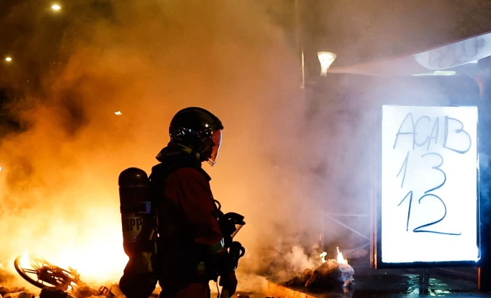 Ο Μακρόν στις φλόγες της κοινωνικής οργής, τα κέρδη της Λεπέν και η κρίση που αλλάζει τη Γαλλία