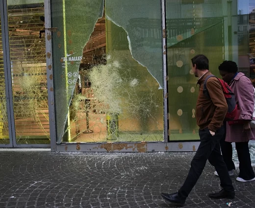 Ταραχές στη Γαλλία: Ποιος θα πληρώσει τα κατεστραμμένα μαγαζιά;