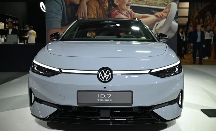 H Volkswagen «παγώνει» τις επενδύσεις στα ηλεκτρικά αυτοκίνητα στην Ινδία – Το deal με την JSW και οι περικοπές 15%