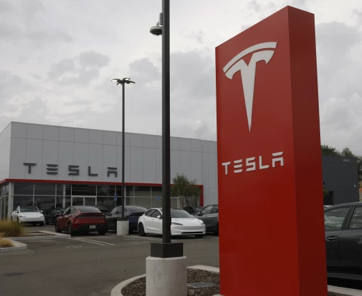 Tesla: Απογειώνονται οι φιλοδοξίες στην ΑΙ, οι αντίπαλοι τρέχουν να τη φτάσουν