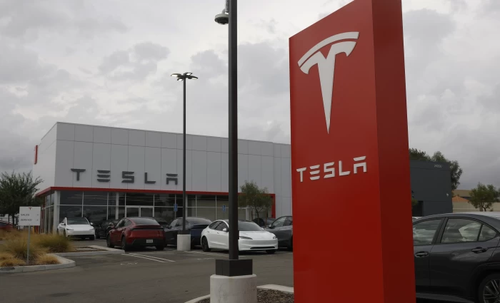 Tesla: Απογειώνονται οι φιλοδοξίες στην ΑΙ, οι αντίπαλοι τρέχουν να τη φτάσουν