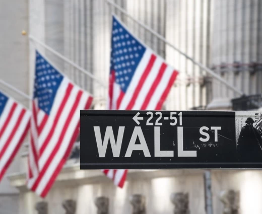 Wall Street: Ανοδος του S&P 500 με ώθηση από τις μετοχές των κατασκευαστών μικροτσίπ – Υποχωρούν οι τιμές του πετρελαίου