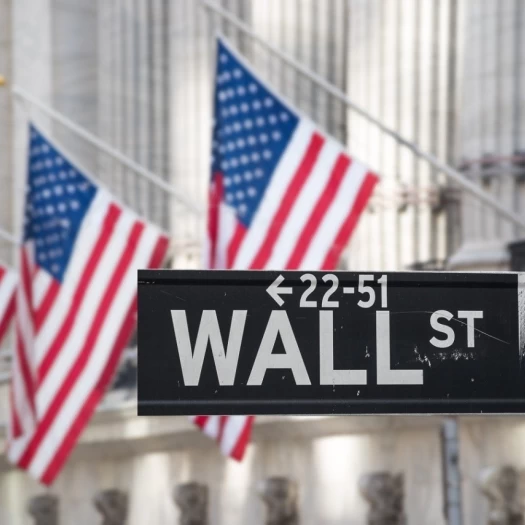 Wall Street: Ανοδος του S&P 500 με ώθηση από τις μετοχές των κατασκευαστών μικροτσίπ – Υποχωρούν οι τιμές του πετρελαίου
