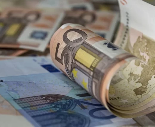 Παραμένουν τα εισοδηματικά κριτήρια για τρίτεκνους και πολύτεκνους, ξεκαθαρίζει η κυβέρνηση στη Βουλή