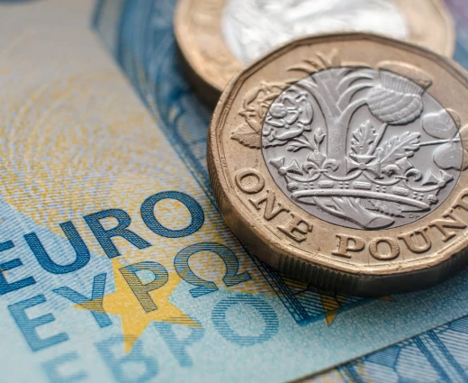 Ευρώ: H μεγαλύτερη μηνιαία πτώση έναντι της στερλίνας από το 2022