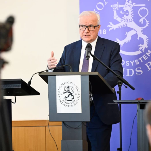 Καμπανάκι Όλι Ρεν: Το ενεργειακό σοκ δεν έχει αγγίξει ακόμα τους μισθούς – Οι μεγάλοι φόβοι για την Ευρωζώνη