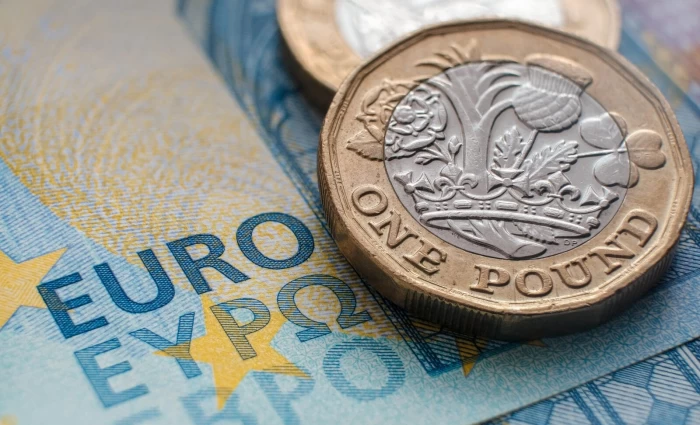 Ευρώ: Σε χαμηλό 16 μηνών έναντι της στερλίνας λόγω των δημοσιονομικών κινδύνων στη Γαλλία