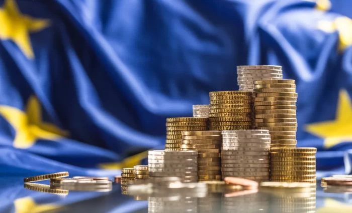 Συναγερμός στην Ευρωζώνη για τα ομόλογα: Σε υψηλά 25ετίας το κόστος δανεισμού στη Γαλλία, γιατί δεν παρεμβαίνει η ΕΚΤ