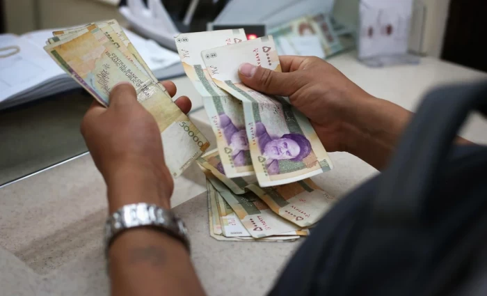 O πληθωρισμός «γονατίζει» τους Ιρανούς μέσα στον πόλεμο – Με το «σταγονόμετρο» τα μετρητά από τα ΑΤΜ