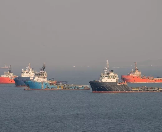 Ο σκιώδης στόλος και τα 60 εκατ. βαρέλια ρωσικού πετρελαίου που διεκδικεί η Ινδία