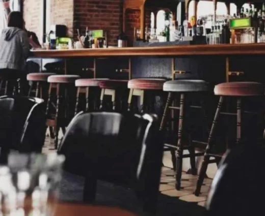 «Θα αναζητούμε κόσμο στα κέντρα» -  «Κανένα συμφέρον δεν εξυπηρετώ»: Κορυφώνεται η κόντρα για τα ωράρια