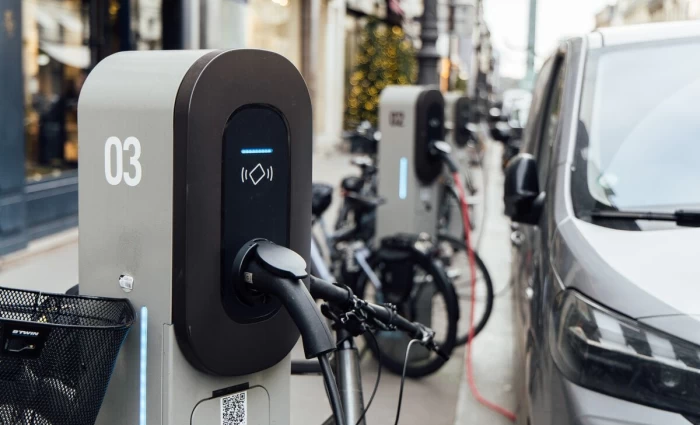 Ευρώπη: Μικρή άνοδος στις πωλήσεις αυτοκινήτων με «καύσιμο» τα ηλεκτρικά οχήματα