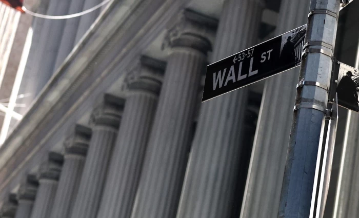 Στο «κόκκινο» η Wall Street καθώς η ρητορική Τραμπ κλονίζει τις αγορές