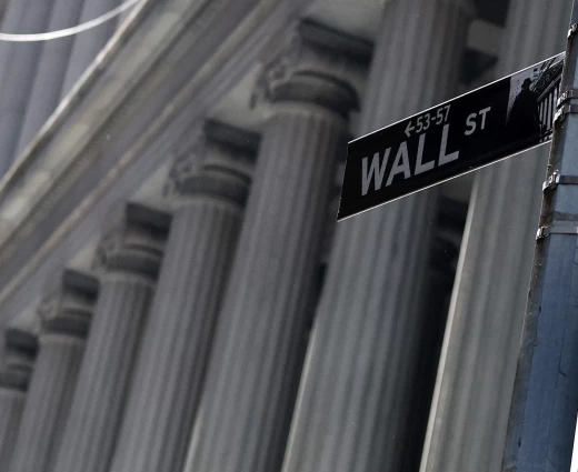 Στο «κόκκινο» η Wall Street καθώς η ρητορική Τραμπ κλονίζει τις αγορές