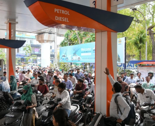 Παγκόσμιος συναγερμός: Το πετρελαϊκό σοκ ξυπνά μνήμες της κρίσης του 1997