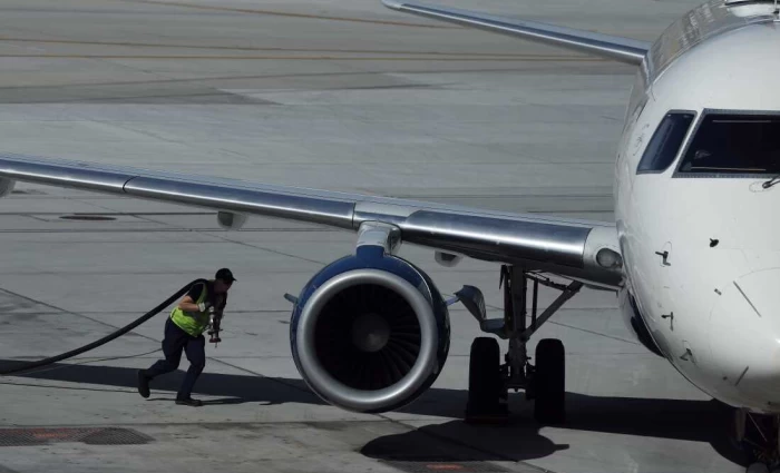 Η «φωτιά» στα καύσιμα φέρνει «αναταράξεις» στα αεροπορικά ταξίδια