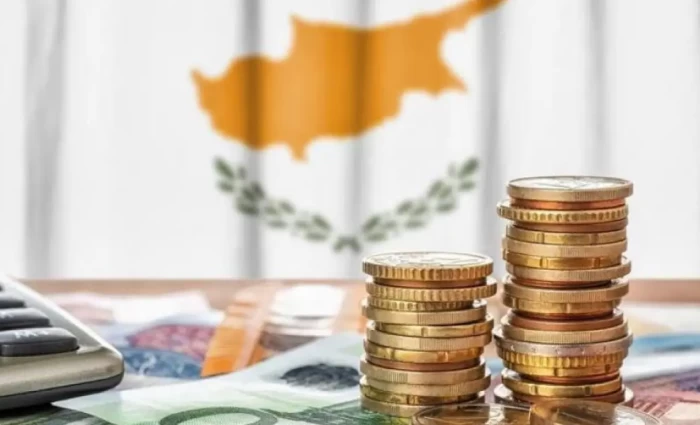 Πλεόνασμα  €1.24 δισ. το 2025 - Στο 55% του ΑΕΠ το δημόσιο χρέος