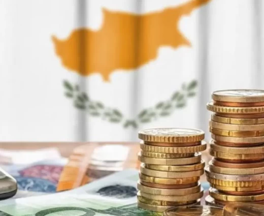 Πλεόνασμα  €1.24 δισ. το 2025 - Στο 55% του ΑΕΠ το δημόσιο χρέος