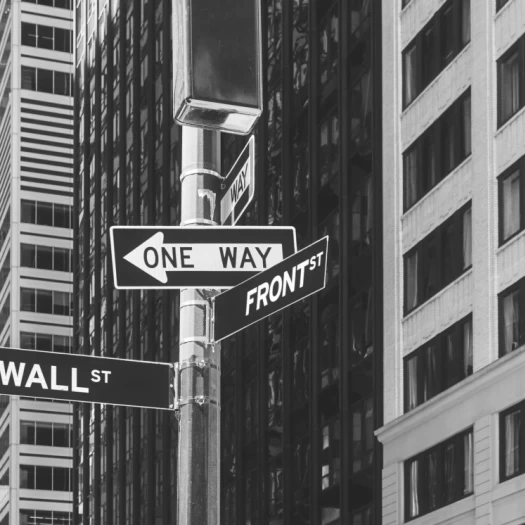 Wall Street: Απότομη αλλαγή σκηνικού και ισχυρές απώλειες μετά το διάγγελμα Τραμπ