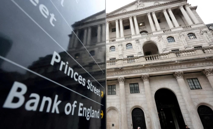 BoE: Εξετάζει σενάρια για παρατεταμένο ενεργειακό σοκ ενώ διατηρεί αμετάβλητα τα επιτόκια
