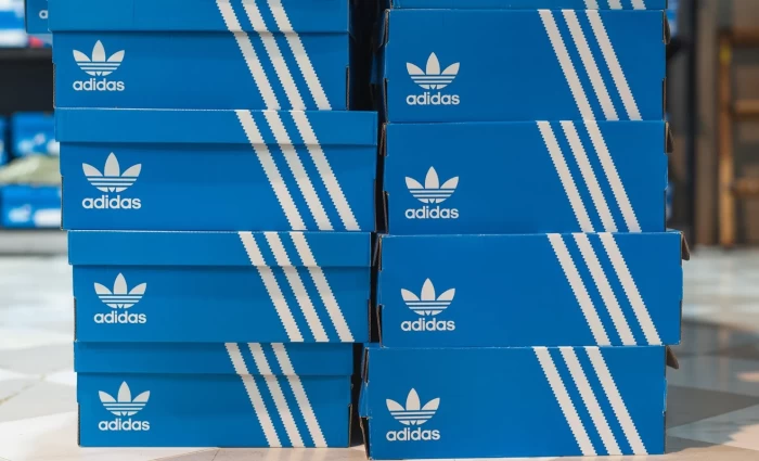 Adidas: Πωλήσεις €6,6 δισ. με ώθηση από το ποδόσφαιρο – Αντοχή στους δασμούς Τραμπ