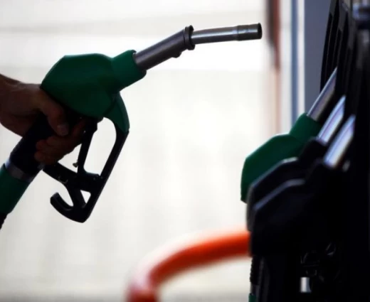 Σε εφαρμογή η μείωση του φόρου στα καύσιμα - Πόσο πέφτουν οι τιμές στην αντλία