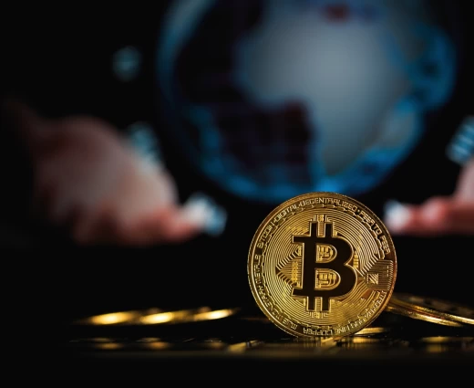 Ανεβαίνει το Bitcoin προς τα $70.000 παρά τις απειλές Τραμπ ότι θα διαλύσει το Ιράν