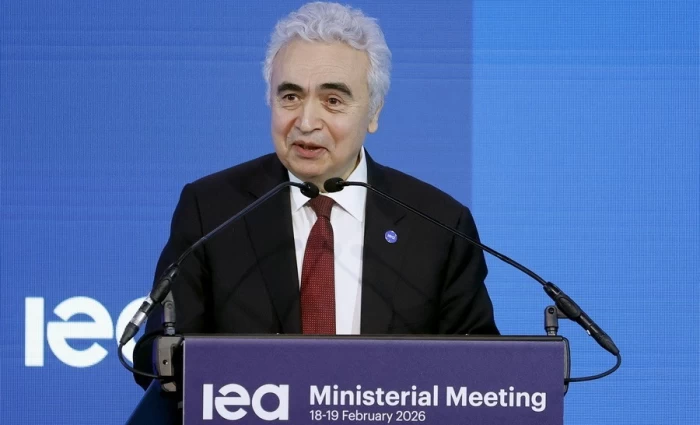 Μπιρόλ (ΔΟΕ): Στροφή στις AΠE – Η τρέχουσα κρίση είναι πιο σοβαρή από αυτές του 1973, του 1979 και του 2022 μαζί