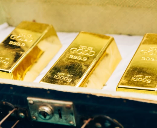 Χρυσός: Ήπια πτώση μετά από διήμερες απώλειες άνω του 2% με φόντο τις απειλές Τραμπ