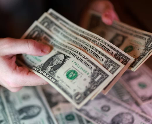 Δολάριο: Βουτιά μετά την εκεχειρία ΗΠΑ–Ιράν και στροφή στα risk assets