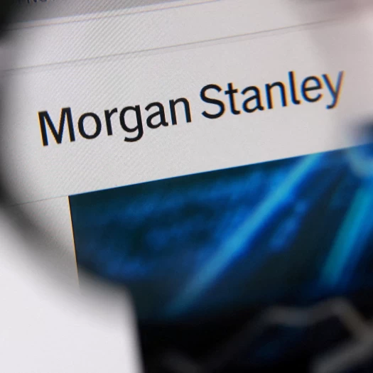Morgan Stanley: Μάχη με το χρόνο για το πετρέλαιο – Οι εξελίξεις στα Στενά του Ορμούζ και το σενάριο για Brent έως $150