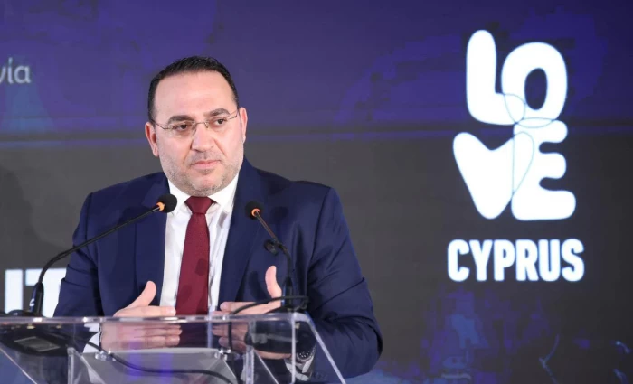 Νότα αισιοδοξίας από Κουμή για αφίξεις – Βλέπει σταδιακή ανάκαμψη των τουριστικών ροών