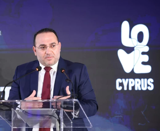 Νότα αισιοδοξίας από Κουμή για αφίξεις – Βλέπει σταδιακή ανάκαμψη των τουριστικών ροών