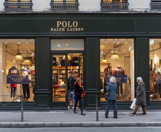 Ralph Lauren: Άλμα 11% για τη μετοχή μετά τα ισχυρά αποτελέσματα και την έκρηξη πωλήσεων στην Κίνα