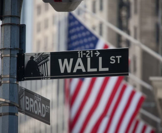 Συνεχίζει απτόητη η Wall Street – Διευρύνει τα ιστορικά υψηλά της