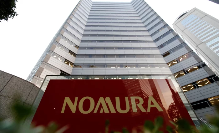 Nomura: Αυξάνει κατά 50% τον στόχο κερδοφορίας μετά από χρονιά-ρεκόρ