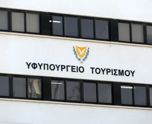 Ένσταση στην ΕΔΥ με προεκτάσεις για διαθεσιμότητα γ.δ. του Υφυπουργείου Τουρισμού