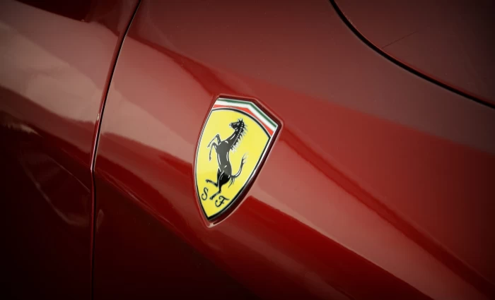 Η Ferrari μπροστά στη μεγαλύτερη αλλαγή της ιστορίας της – Η ηλεκτρική εποχή και η αντίδραση που αλλάζει τα δεδομένα