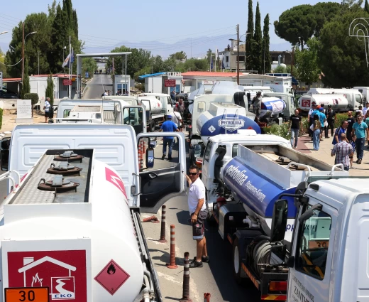 Στο περίμενε για επιστροφή φόρου οι πρατηριούχοι – Βράζουν και για τα βυτιοφόρα