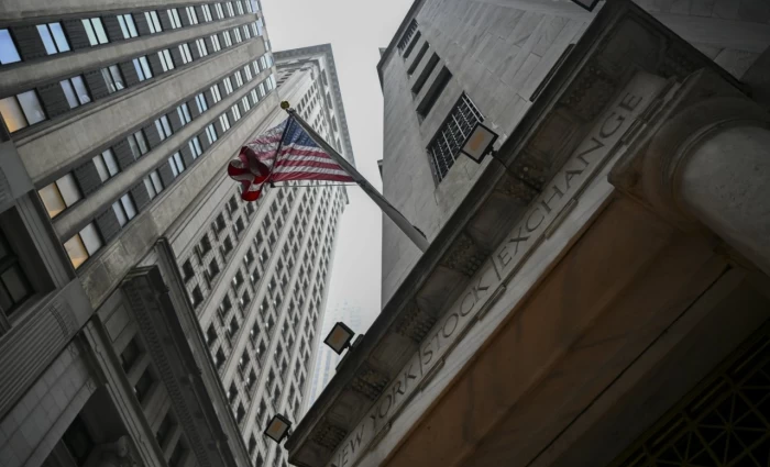 Wall Street: Στάση αναμονής ενόψει της επίσημης πρώτης του Κέβιν Γουόρς στη Fed