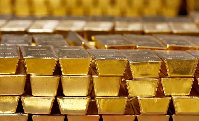 Χρυσός: Τρίτη συνεχόμενη εβδομαδιαία πτώση – Οι πιέσεις από δολάριο και Fed