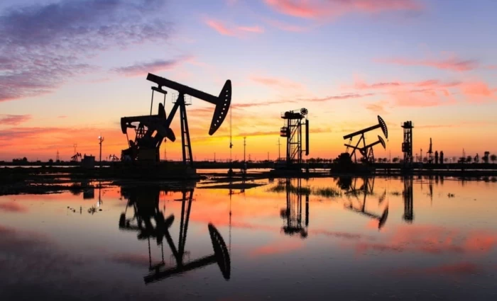 Πετρέλαιο: Εβδομαδιαία βουτιά 8% για το Brent, παρά την επιστροφή πάνω από τα 80 δολάρια