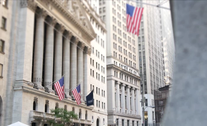 Wall Street: Το Ορμούζ, η τεχνητή νοημοσύνη και το νέο στοίχημα στις αγορές