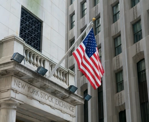 Wall Street: Πιέσεις από τα ισχυρά στοιχεία για την απασχόληση – Συνεχίζεται η φυγή από το AI