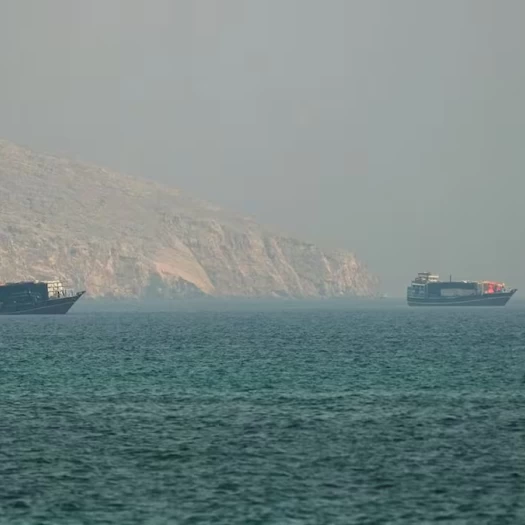 Το Ιράν χτύπησε πλοίο με κυπριακή σημαία και έκλεισε τα Στενά του Ορμούζ – Κύμα αεροπορικών βομβαρδισμών από τις ΗΠΑ