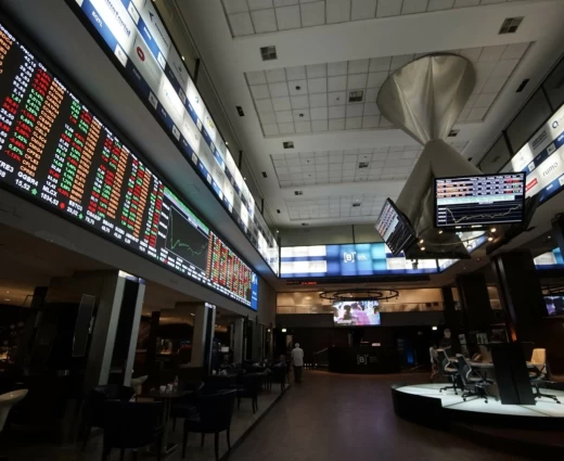 Μεικτά πρόσημα στις ευρωαγορές εν μέσω τεχνολογικών πιέσεων