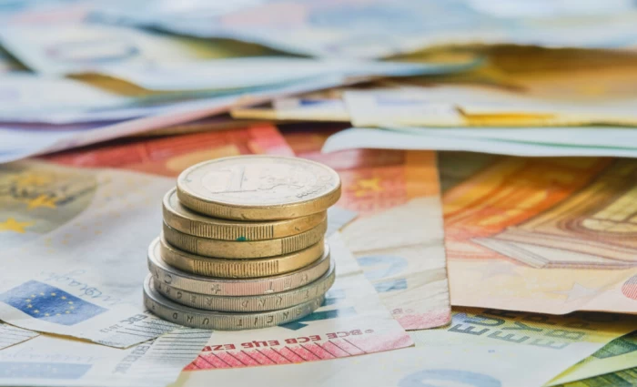 Πότε μπαίνουν τα επιδόματα Αυγούστου - Οι ημερομηνίες πληρωμών και οι αυξήσεις για τους δικαιούχους