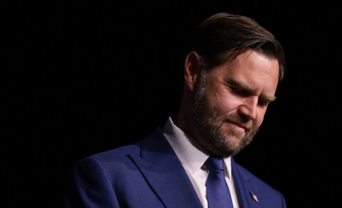 Τζέι Ντι Βανς: Πρωταρχικός στόχος στον πόλεμο οι χαμηλές τιμές των καυσίμων, μετά τα πυρηνικά του Ιράν