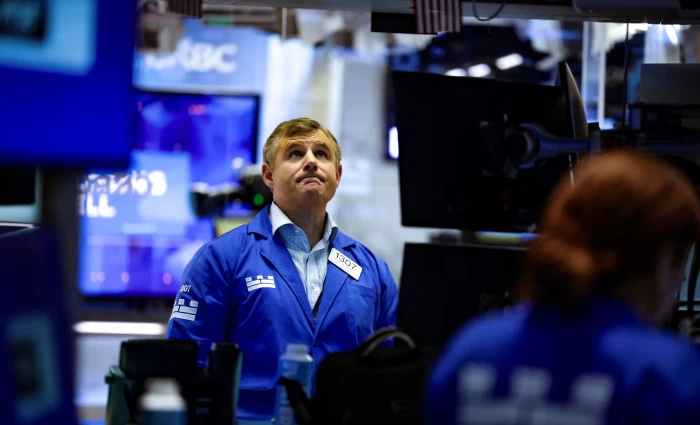 Wall Street: «Ανάσα» μετά την παρέμβαση στα αμερικανικά ομόλογα – Ράλι 90% για τη Moderna