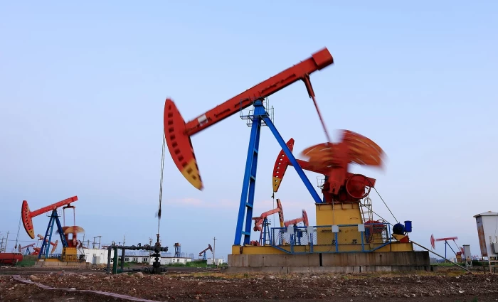 Πετρέλαιο: Πάνω από τα $93 το Brent με άλμα 6% στην εβδομάδα – «Καύσιμο» στο ράλι η D-Day Τραμπ κατά του Ιράν